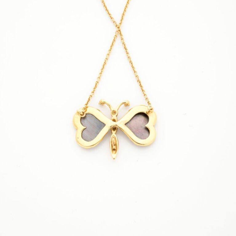 COLLIER chainette en or jaune (750‰) retenant un motif "papillon", le corps ser…