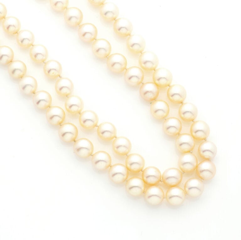 COLLIER composé de deux rangs de perles de culture. Fermoir en argent (min. 800…