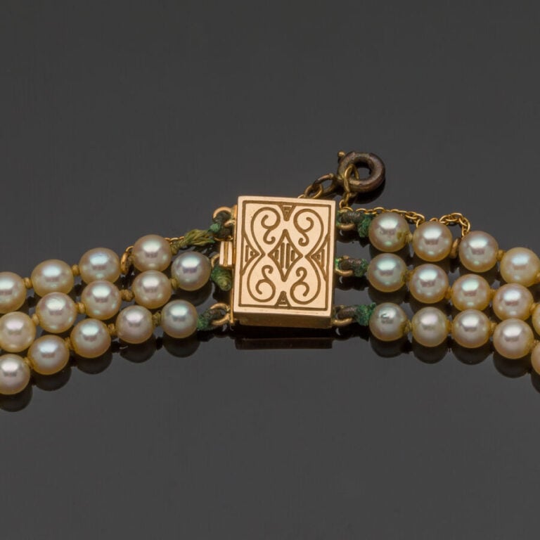 COLLIER composé de trois rangs de perles de culture, de couleur crème, en chute…