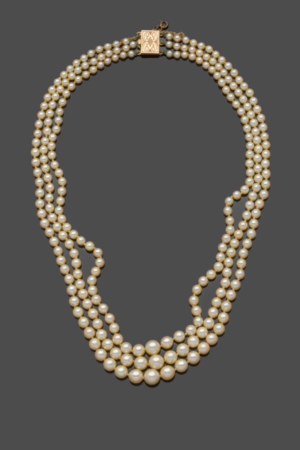 COLLIER composé de trois rangs de perles de culture, de couleur crème, en chute…