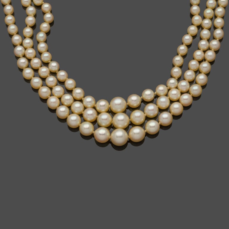 COLLIER composé de trois rangs de perles de culture, de couleur crème, en chute…