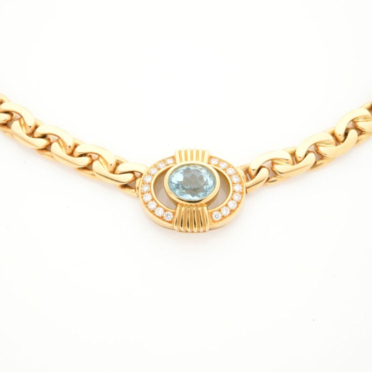 COLLIER en or jaune (750‰) à maille gourmette limée ovale centrée d'un médaillo…