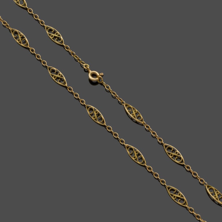 COLLIER en or jaune (750‰) ajouré, à maille navette filigranée. - Long. : 61 cm…
