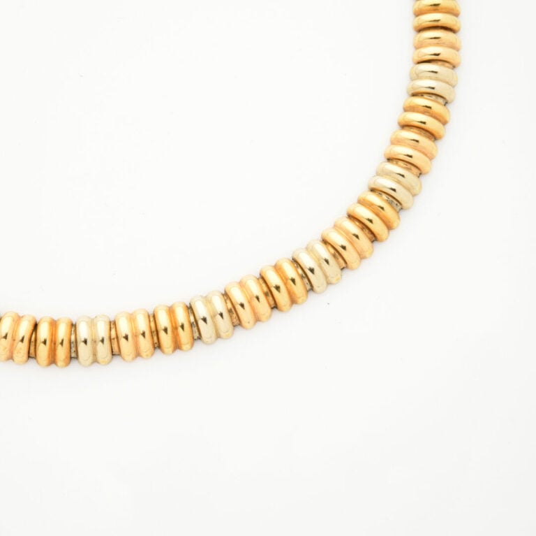 COLLIER ras de cou en or (750‰) trois tons à maillons articulés godronnés. - Ve…