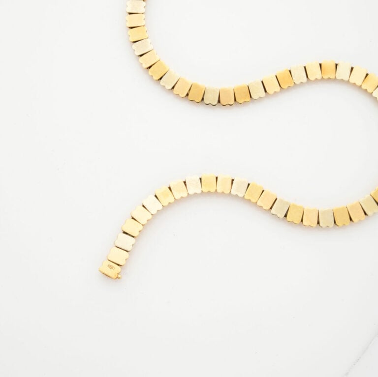 COLLIER ras de cou en or (750‰) trois tons à maillons articulés godronnés. - Ve…