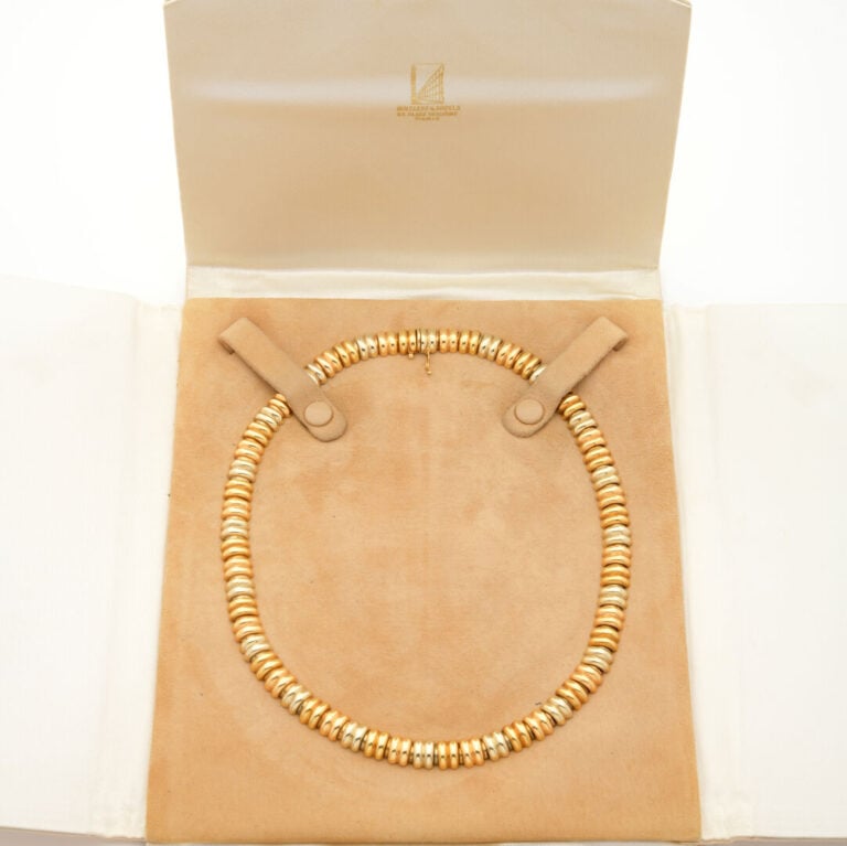 COLLIER ras de cou en or (750‰) trois tons à maillons articulés godronnés. - Ve…