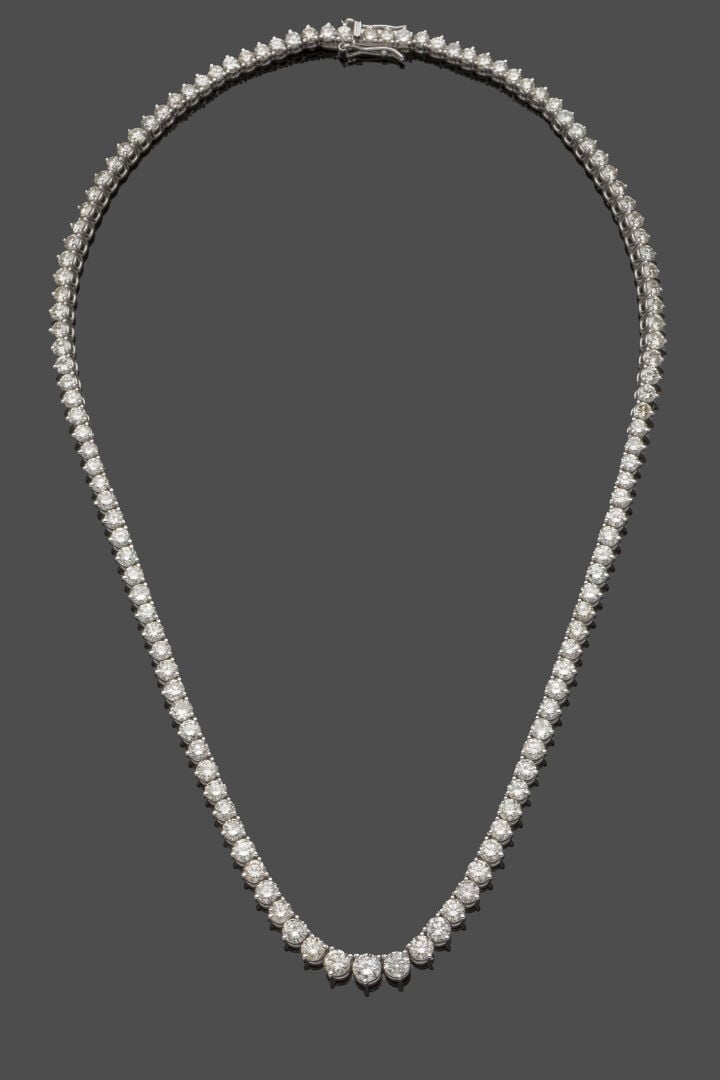 COLLIER "rivière" en or gris (585‰) 14 carats, serti d'un alignement de diamant…