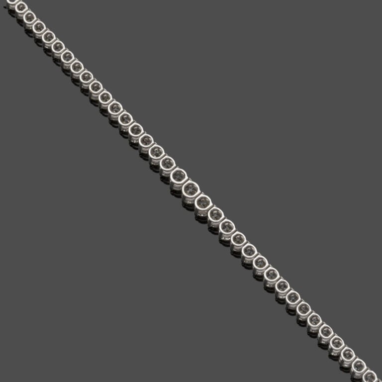 COLLIER "rivière" en or gris (585‰) 14 carats, serti d'un alignement de diamant…
