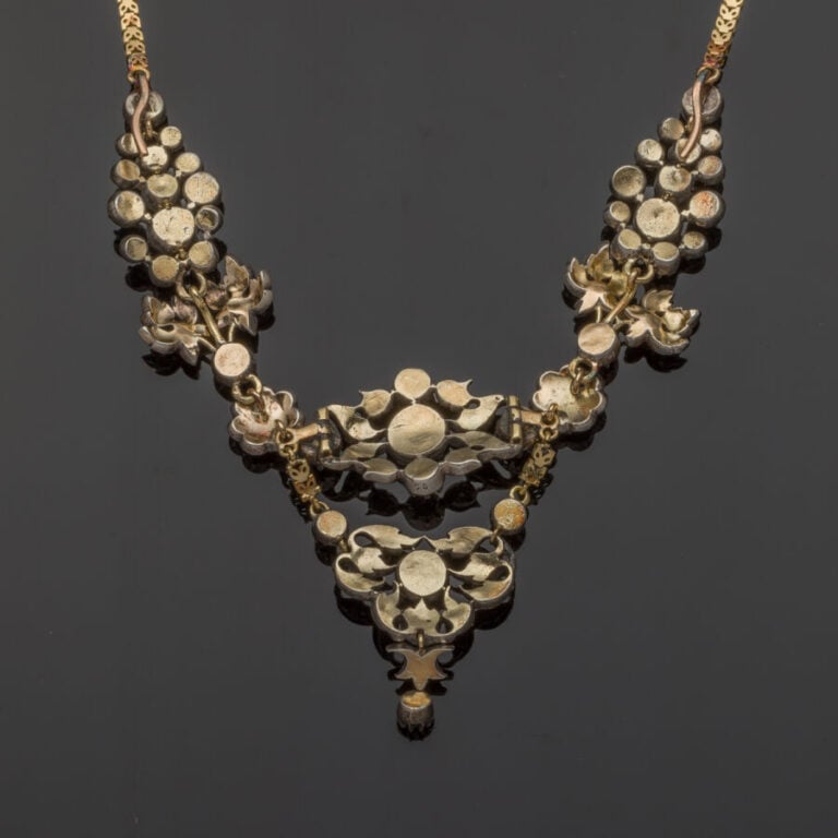 COLLIER "volutes et fleurs" en or jaune (750‰) et argent (min. 800‰) ajouré, se…
