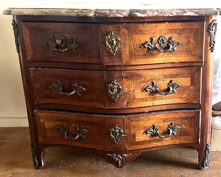 Commode galbée en bois de placage marquetée dans des filets d'encadrement ouvra…