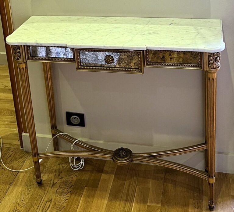 Console rectangulaire en bois et stuc doré ouvrant par un tiroir et reposant su…