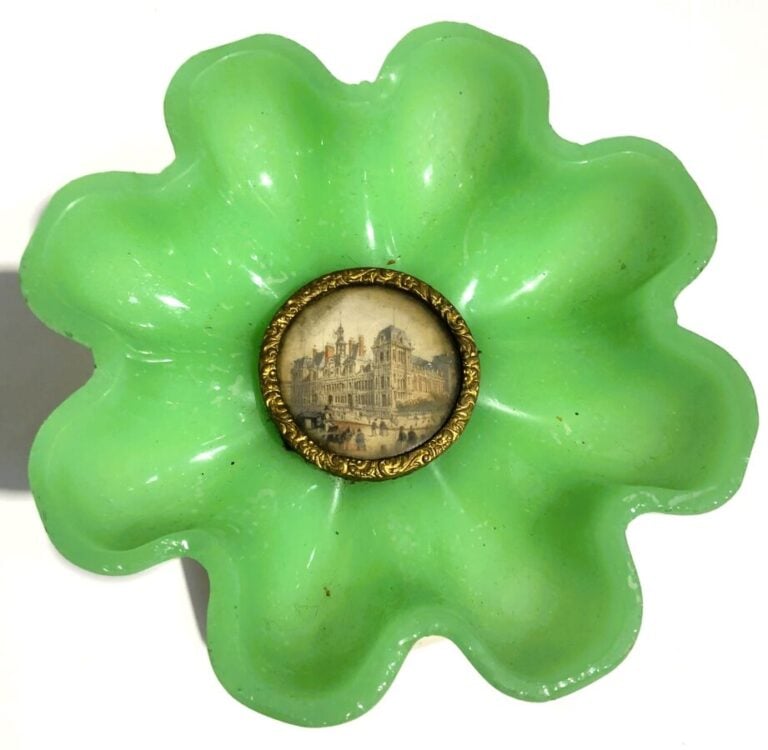 Coupe baguier godronnée en opaline verte a monture en pomponne portant une mini…