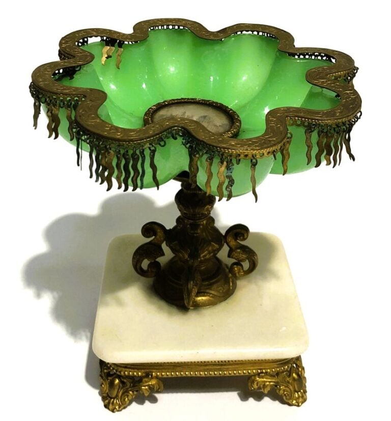 Coupe baguier godronnée en opaline verte a monture en pomponne portant une mini…