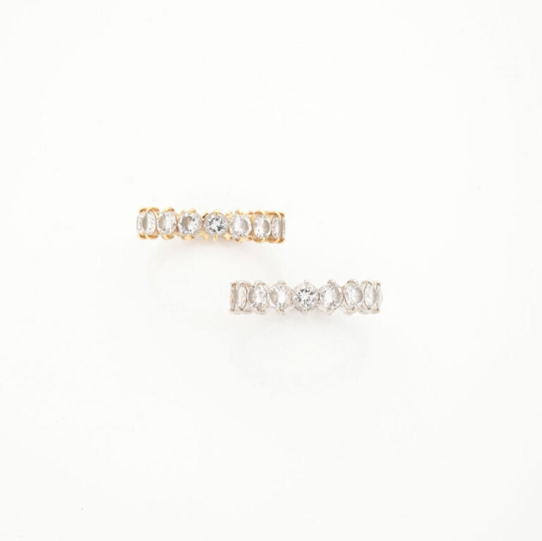 Deux ALLIANCES américaines en or gris et or jaune (750‰) serti de diamants tail…