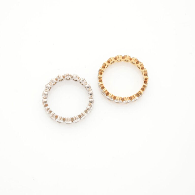 Deux ALLIANCES américaines en or gris et or jaune (750‰) serti de diamants tail…