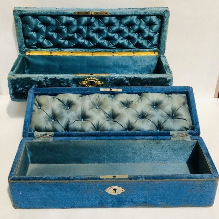Deux boîtes à gants recouvertes de velours bleu à décor ajouré en métal ou lait…