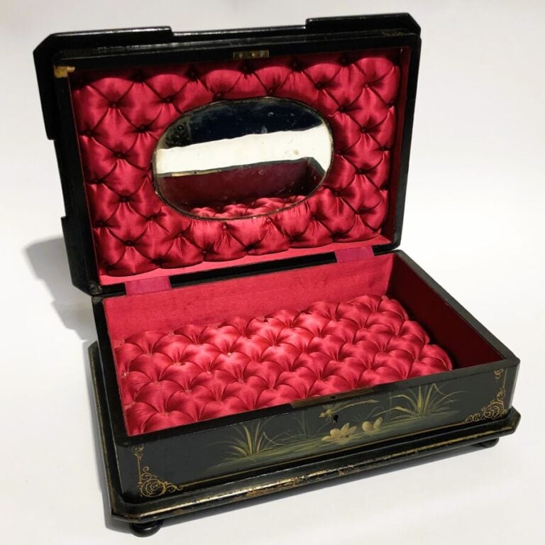 Deux boites : - - coffret à bijoux en bois laqué noir à décor peint d'oiseaux m…
