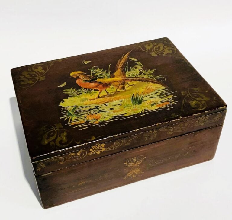 Deux boites : - - coffret à bijoux en bois laqué noir à décor peint d'oiseaux m…