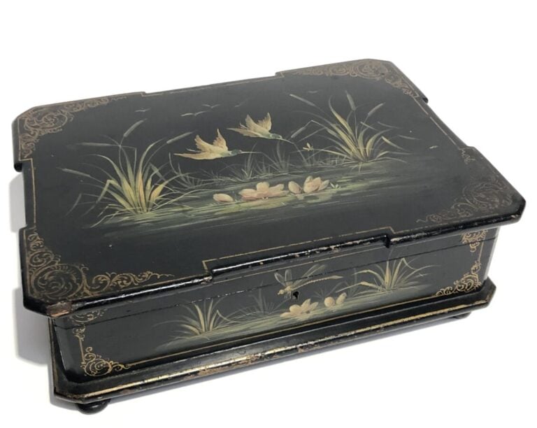 Deux boites : - - coffret à bijoux en bois laqué noir à décor peint d'oiseaux m…