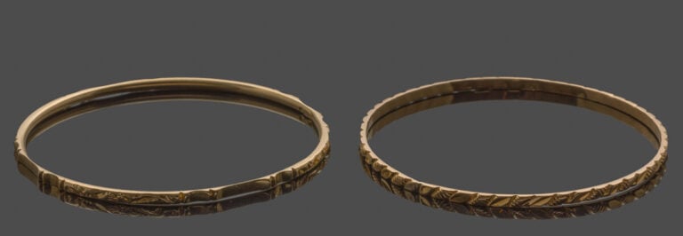 Deux BRACELETS fins rigides en or jaune (750‰) ciselé et godronné. - Travail ma…
