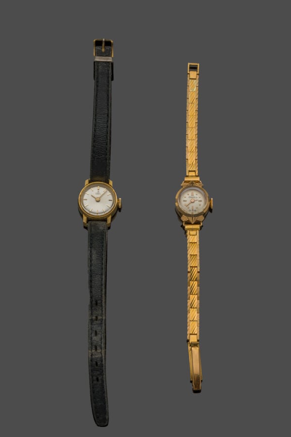 Deux BRACELETS MONTRES rondes de dame en or jaune (750‰), l'une aux attaches st…