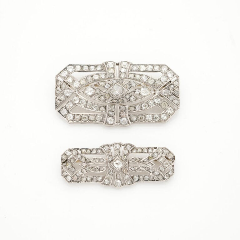 Deux BROCHES "plaques" assorties de tailles différentes en platine (950‰) et or…