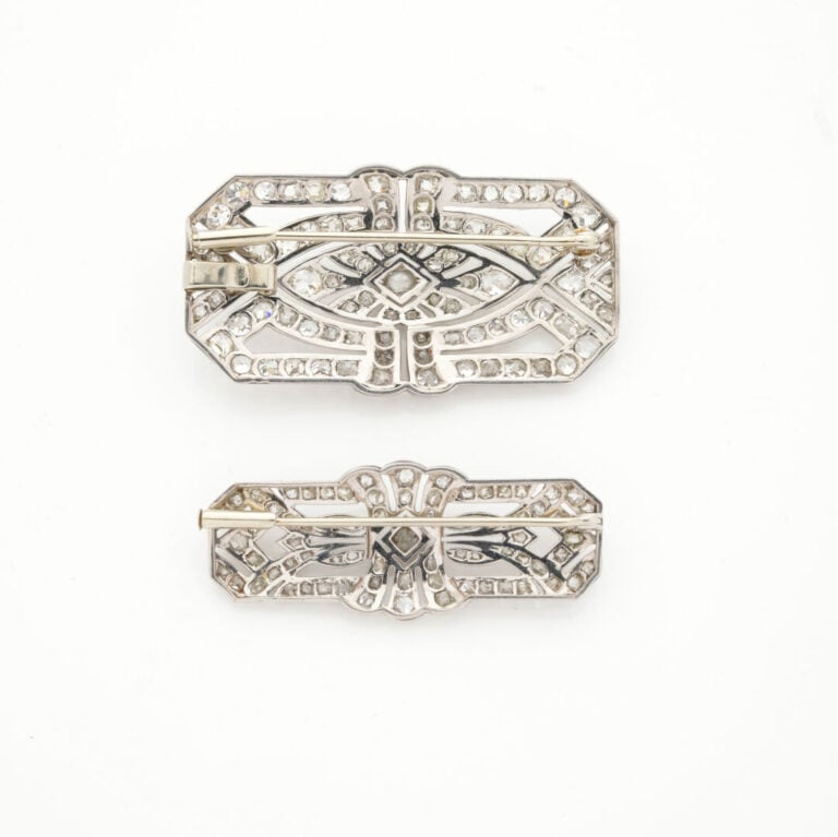 Deux BROCHES "plaques" assorties de tailles différentes en platine (950‰) et or…