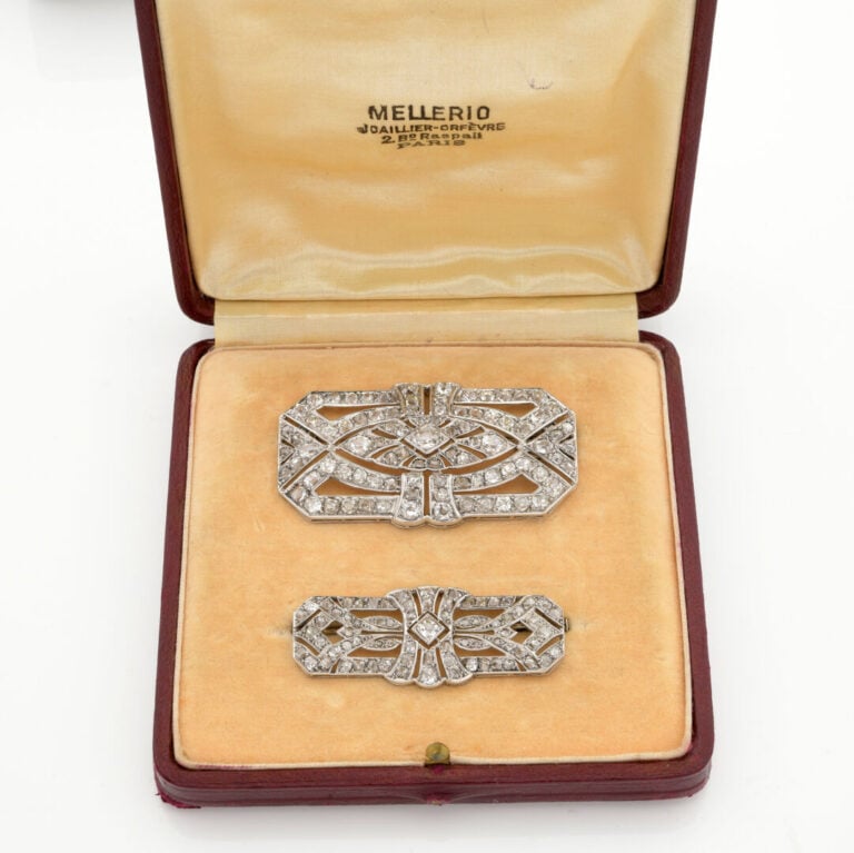 Deux BROCHES "plaques" assorties de tailles différentes en platine (950‰) et or…