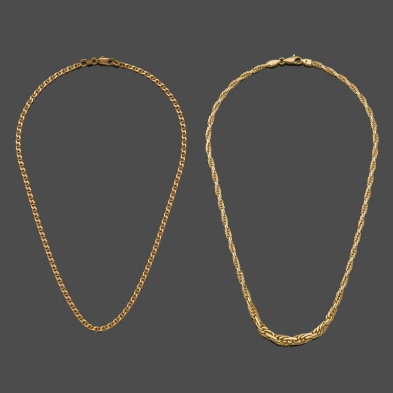 Deux COLLIERS en or jaune (750‰) dont un à maille marine. - Long. : 39, 5 et 41…