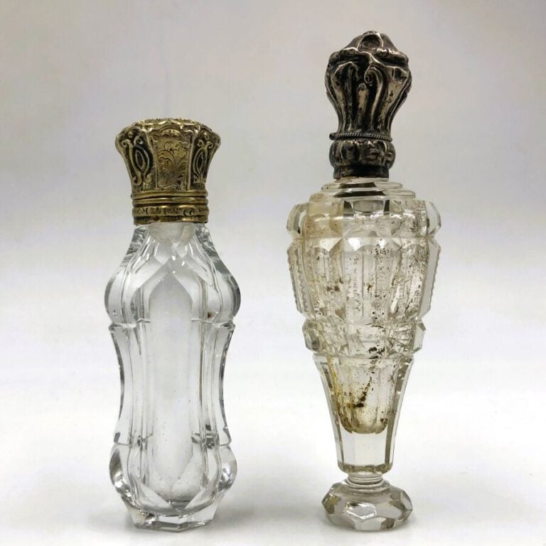 Deux flacons à sels : - 1°/ Choisy le roi. Flacon de forme violon en cristal ta…