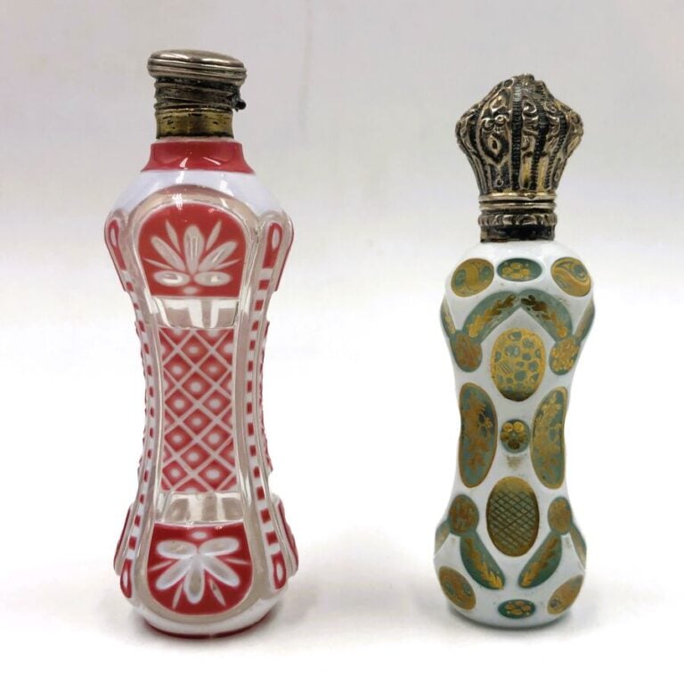 Deux flacons à sels de forme bobine : - 1°/ Baccarat flacon en cristal overlay…