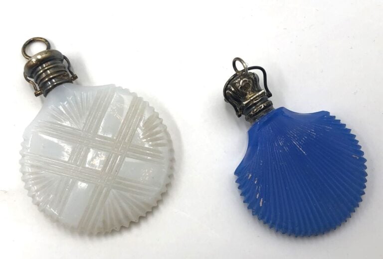 Deux flacons plats de forme coquille en opaline de cristal finement taillée, l'…