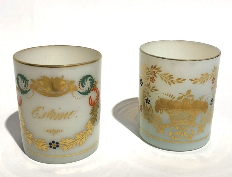Deux gobelets droits en opaline savonneuse : un a decor « Desvignes » de corbei…