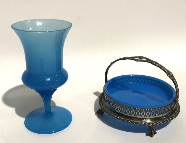 Deux objets en opaline d'époque Napoléon III. - 1°/ un petit plateau en opaline…
