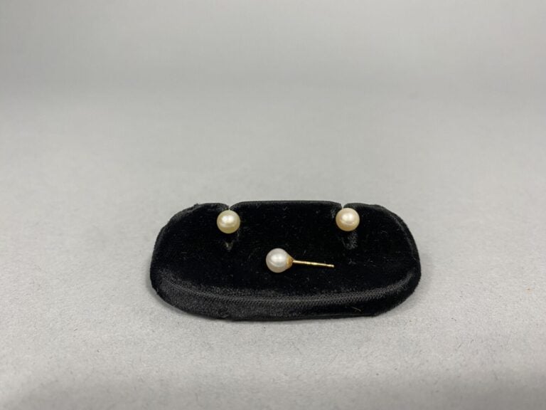 Deux paires de boucles d'oreilles en or jaune (750), l'une ornée d'une perle de…