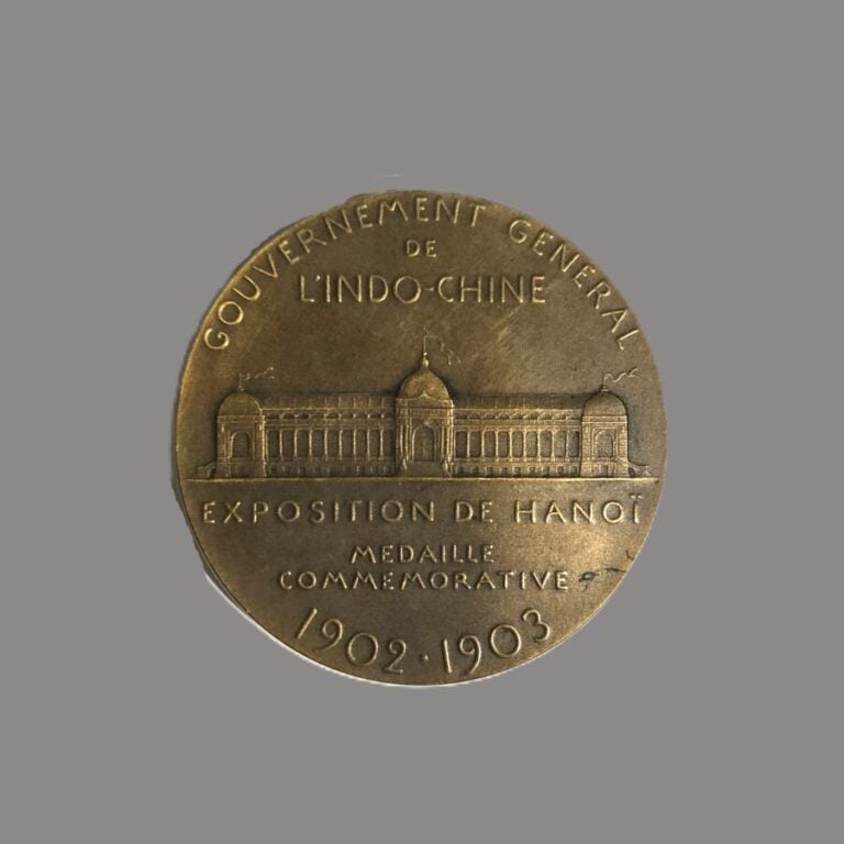 Deux paires de jumelles et une médaille : - - paire de jumelle nacre opéra "LaF…