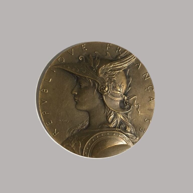 Deux paires de jumelles et une médaille : - - paire de jumelle nacre opéra "LaF…