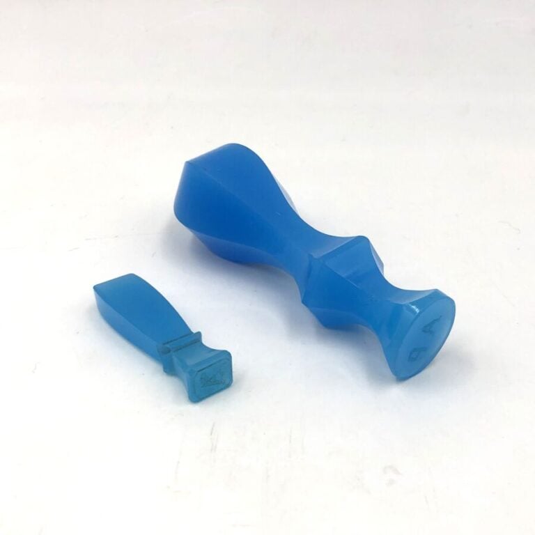 Deux sceaux en opaline bleue taillée. Epoque Napoléon III. Haut. 9 cm et 4,5 cm…