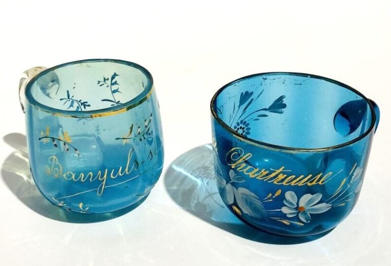 Deux tasses de cure therrmale en verre bleu, l'une à décor émaillé blanc et dor…