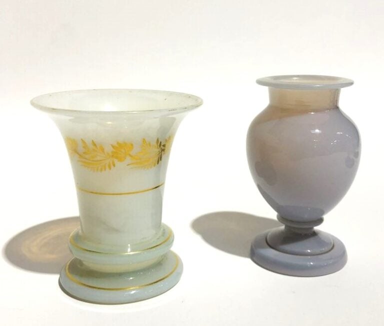 Deux vases en opaline d'époque Restauration - 1°/ Un petit vase balustre en opa…