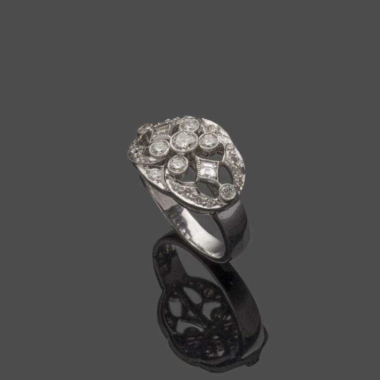 DIAFINI - BAGUE en or gris (750‰) ajouré, serti de diamants taille brillant et…