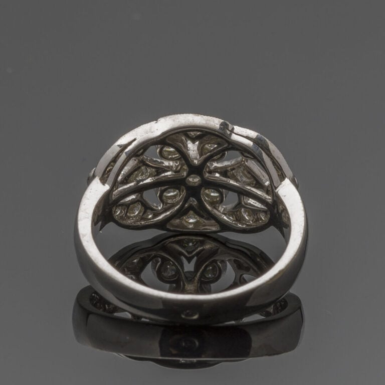 DIAFINI - BAGUE en or gris (750‰) ajouré, serti de diamants taille brillant et…