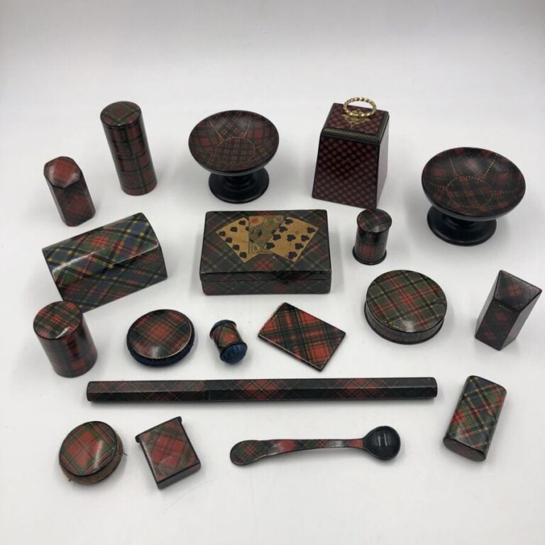Ecosse. Dix neuf objets à décor de tartans écossais avec mention des clans, com…