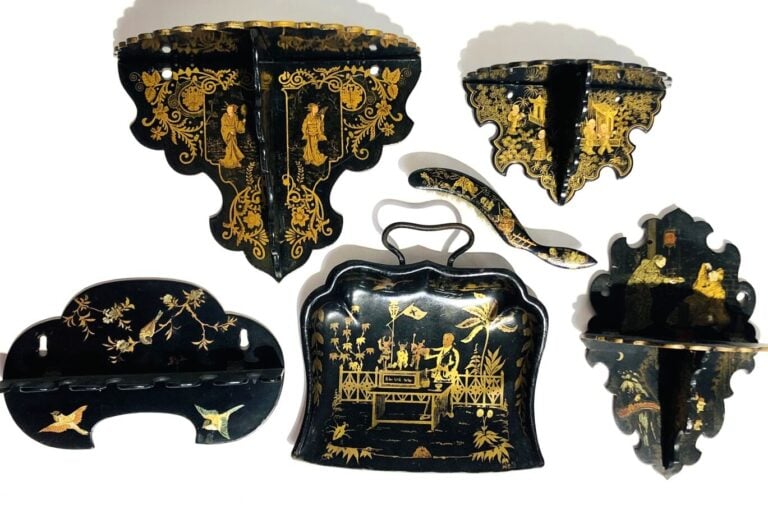 Ensemble à décor chinoisant Napoléon III, comprenant : - - 3 sellettes murales…