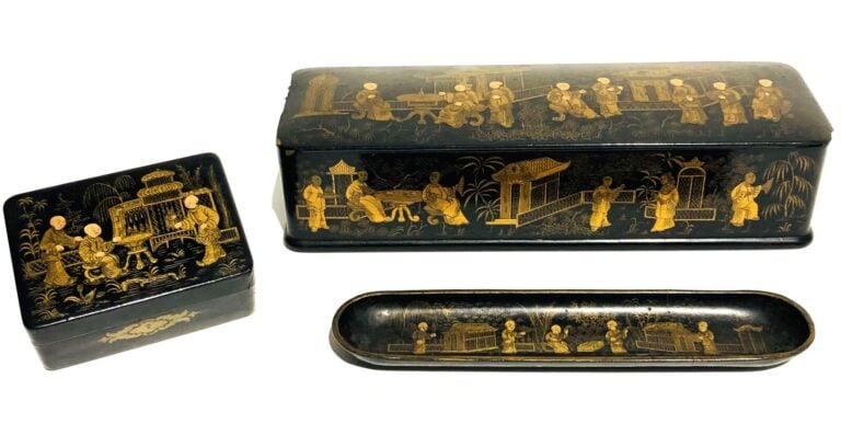 Ensemble de 3 objets de bureau en carton bouilli noir à décor doré chinoisant,…