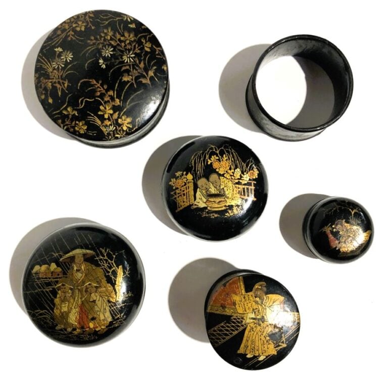 Ensemble de 6 objets en carton bouilli noir à décor doré chinoisant, Epoque Nap…