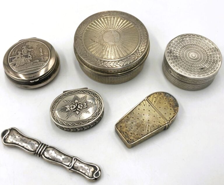 Ensemble de 8 objets en argent : - - Boîte à pilule circulaire en argent guillo…