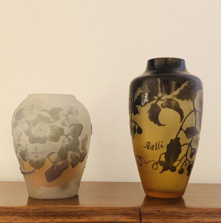 Établissements Gallé - Deux petits vases en verre gravé à l'acide, signé 'Gallé…