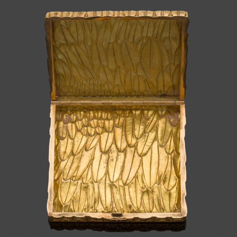 ETUI à CIGARETTES carré en or jaune (750‰) entièrement ciselé et guilloché à mo…