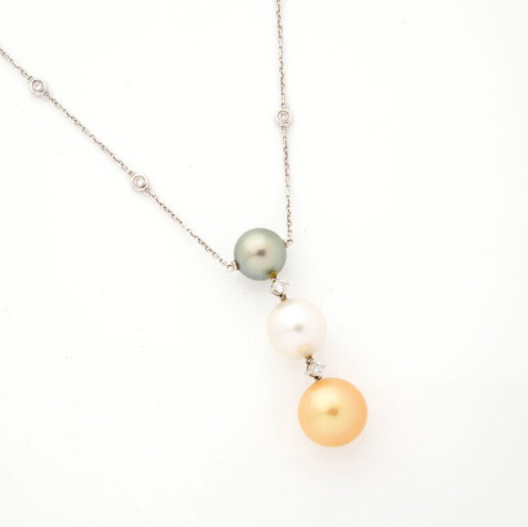Fine CHAINE en or gris (750‰) serti de diamants retenant 3 perles de culture, g…